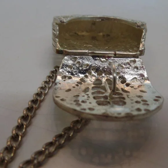 Unbranded Silvertone Purse Opens/Closes Very Ornate Design Adj to 18" Necklace - Picture 4 of 11